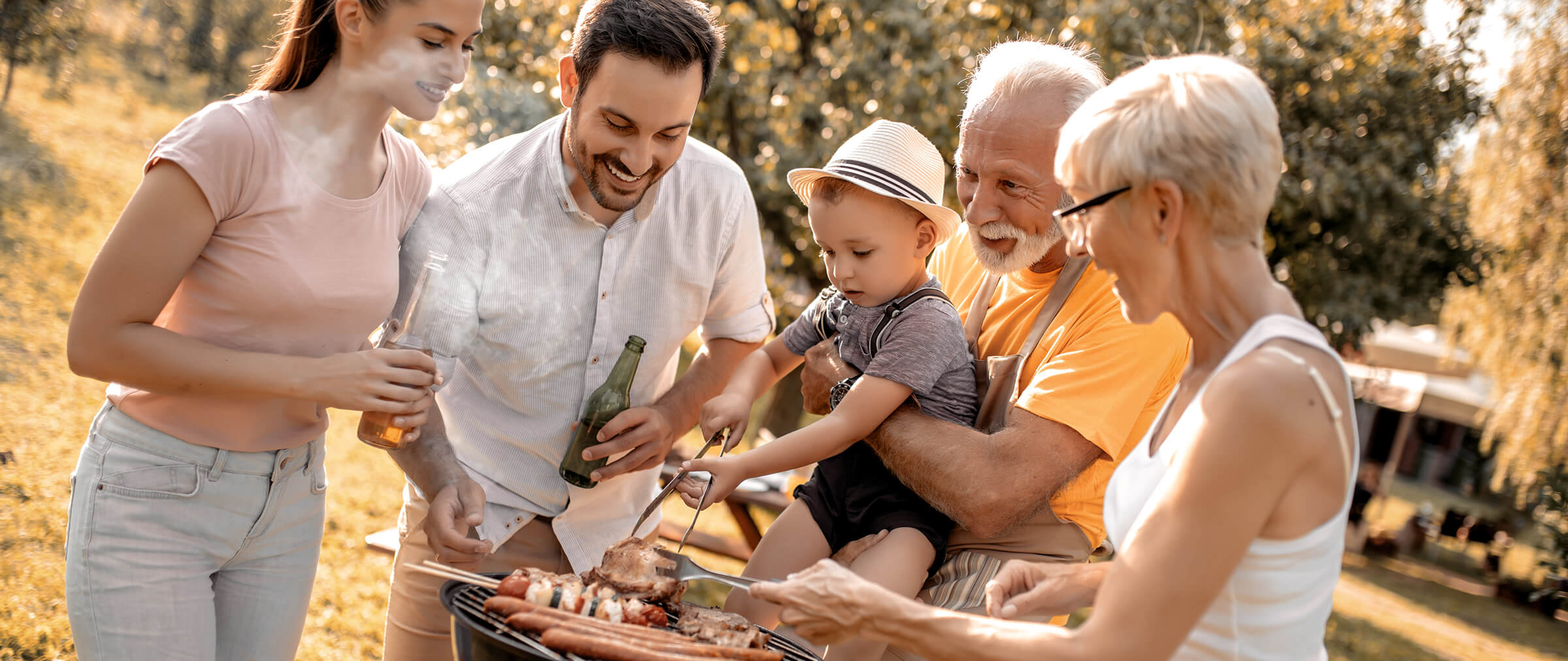 Familie am Grillen