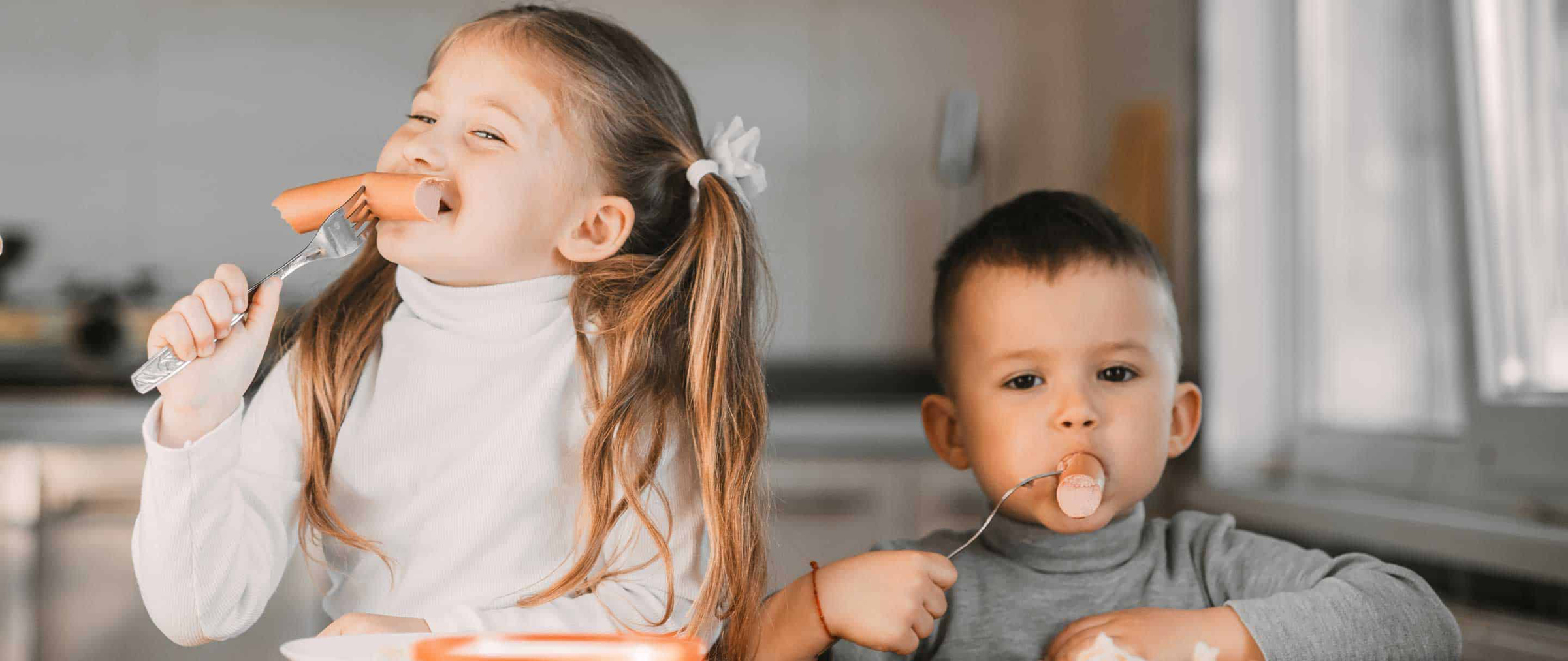 Kinder essen Würstel